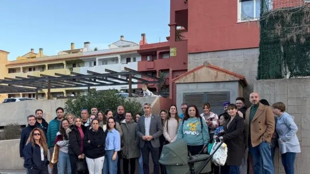 Protesta vecinal en Benalmádena por la incertidumbre en sus viviendas y el temor a desalojos
