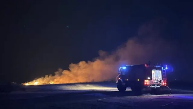 Bomberos de Mijas controlan de madrugada un incendio forestal en Cerrado del Águila