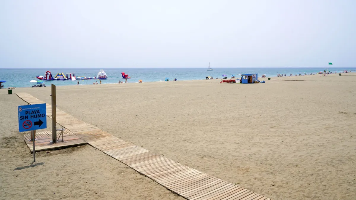 Exigen en el Pleno medidas urgentes ante el deterioro y la pérdida de calidad en las playas de Estepona