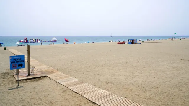 Exigen en el Pleno medidas urgentes ante el deterioro y la pérdida de calidad en las playas de Estepona