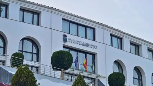 El alcalde de Benahavís, investigado por la presunta cesión irregular de suelo municipal al Marbella Club