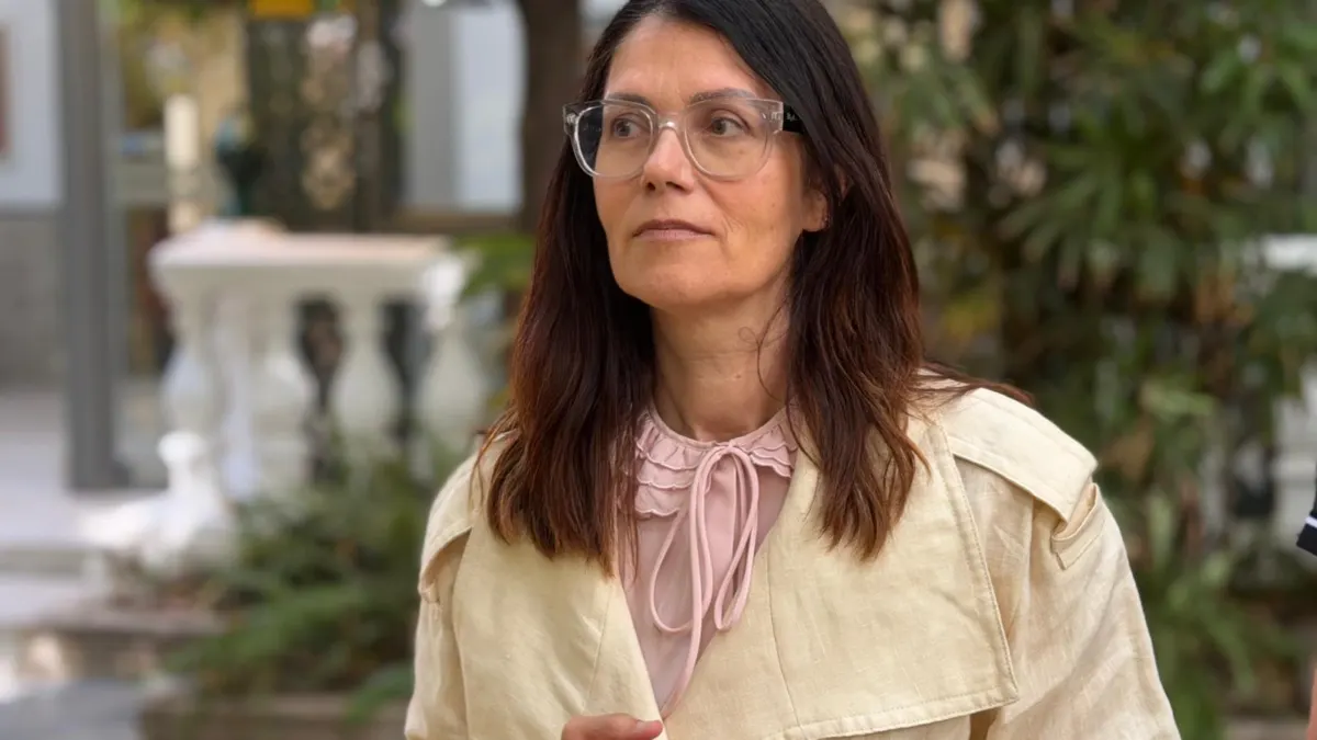 Isabel Pérez exige a la Junta que duplique los servicios de autobuses interurbanos tras 25 años