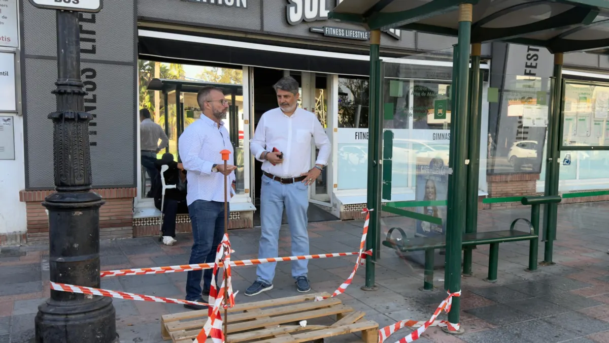 Critican el «lamentable estado» de las paradas de autobús en Mijas y acusan de «dejadez» al gobierno de Ana Mata