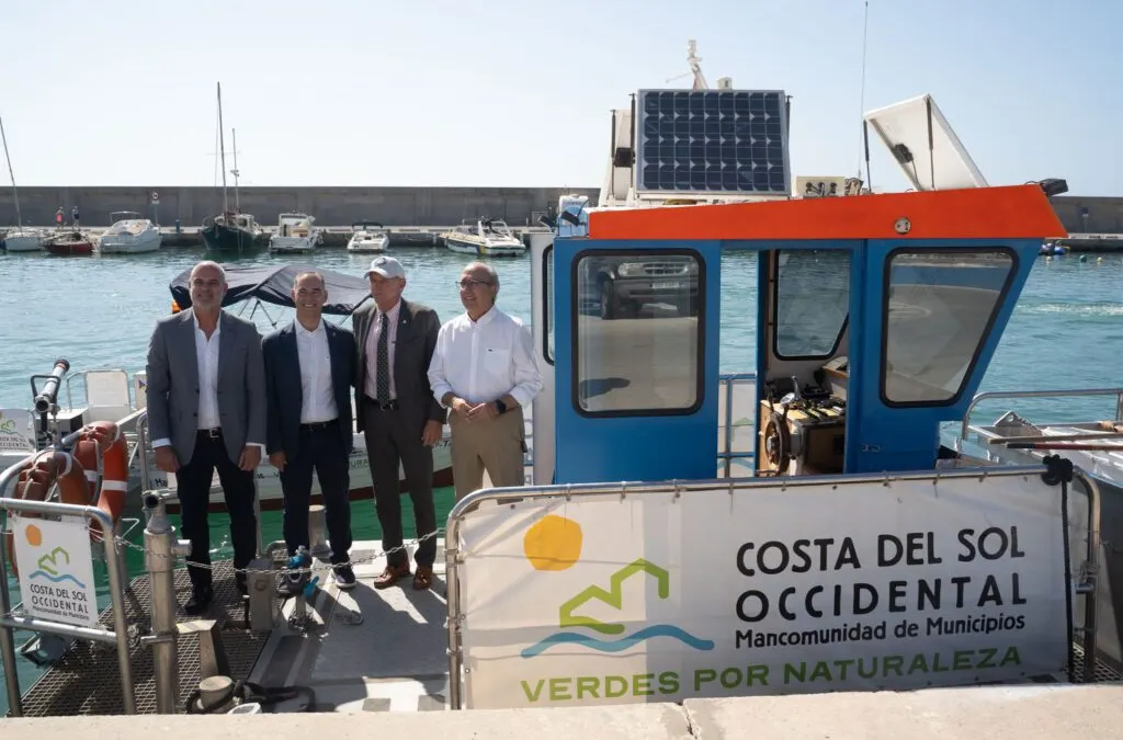 La Mancomunidad de Municipios de la Costa del Sol Occidental presenta el servicio de limpieza de las aguas litorales