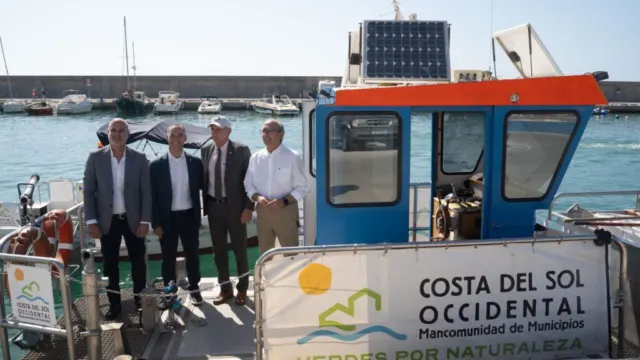 La Mancomunidad de Municipios de la Costa del Sol Occidental presenta el servicio de limpieza de las aguas litorales