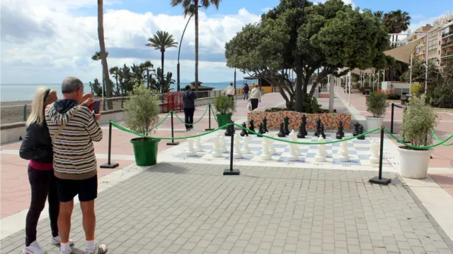 Vuelven los tableros gigantes de ajedrez al Paseo Marítimo de Estepona para dinamizar las tardes de verano
