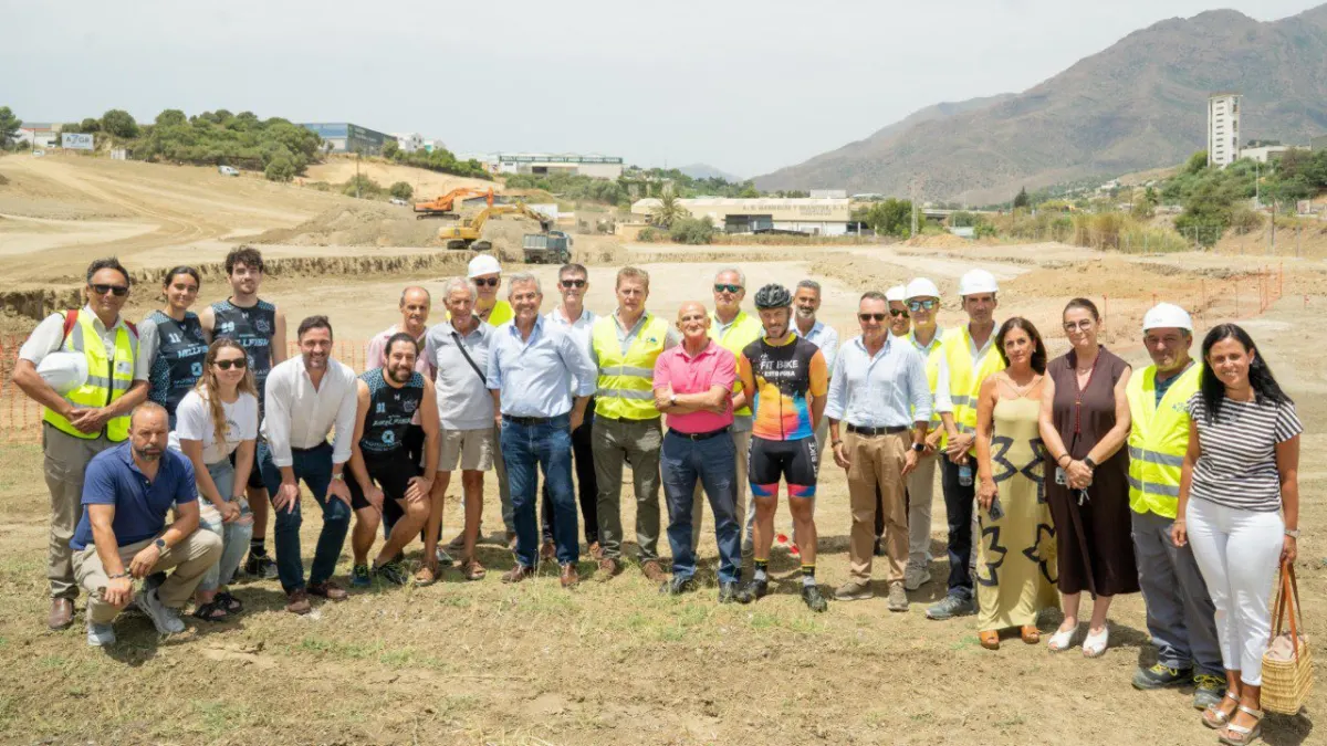 Se coloca la primera piedra en la obra del futuro velódromo de Estepona, que incluirá un campo de fútbol 11 y las primeras instalaciones de rugby en…