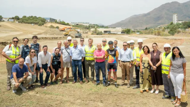 Se coloca la primera piedra en la obra del futuro velódromo de Estepona, que incluirá un campo de fútbol 11 y las primeras instalaciones de rugby en…