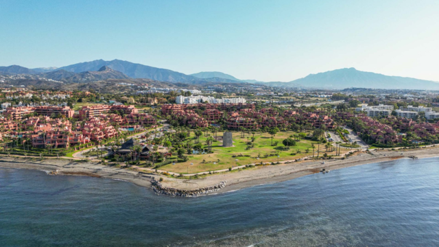 La muerte de un bañista en Guadalmansa reabre el debate sobre la seguridad en las playas de Estepona