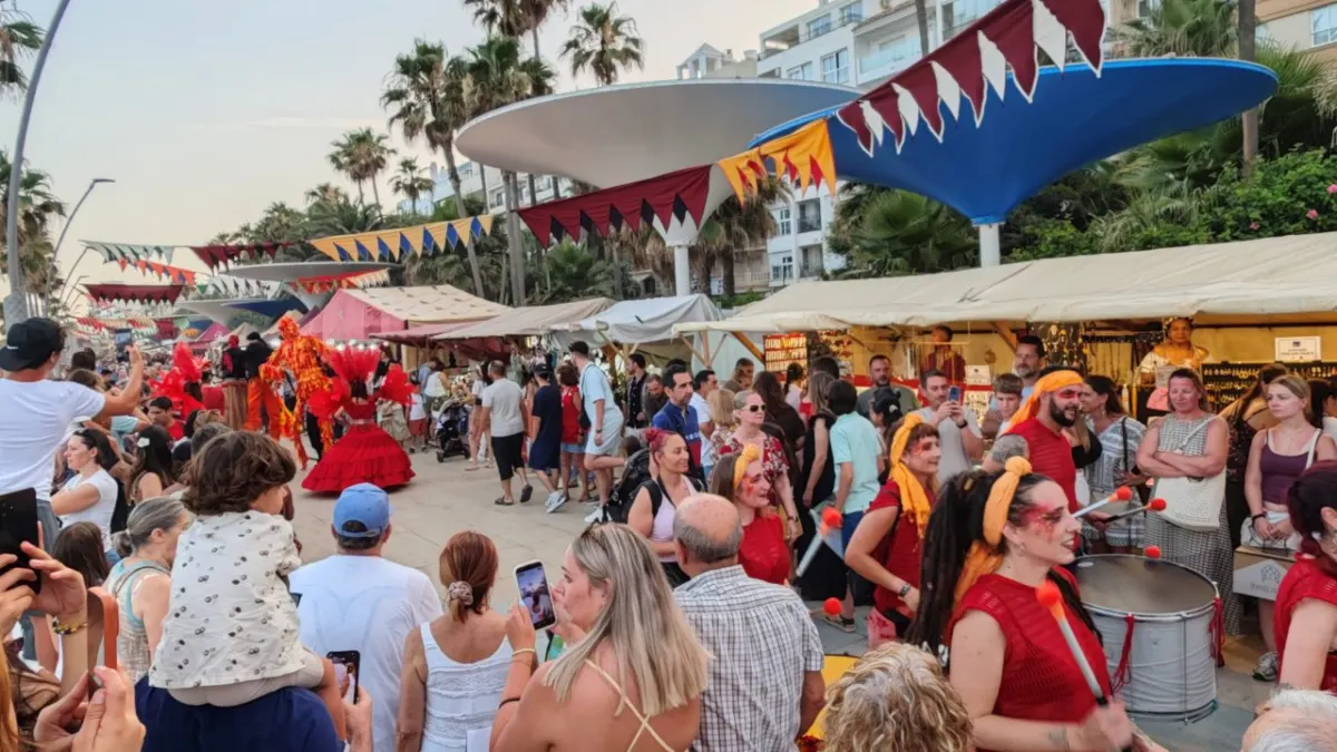 El mercadillo de verano del paseo marítimo de Estepona reúne una treintena de puestos de artesanía, gastronomía y atracciones
