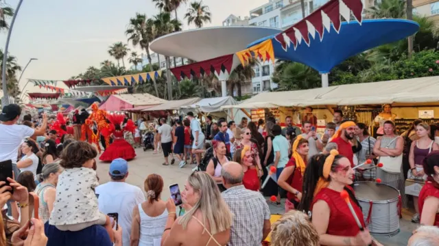 El mercadillo de verano del paseo marítimo de Estepona reúne una treintena de puestos de artesanía, gastronomía y atracciones