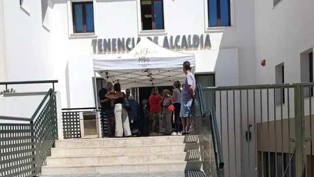Caos en Las Lagunas: el PSOE de Mijas denuncia «largas colas a las puertas de la Tenencia de Alcaldía»