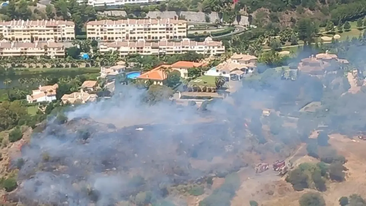 Autorizan el regreso a casa de los vecinos desalojados por el incendio de Benahavís