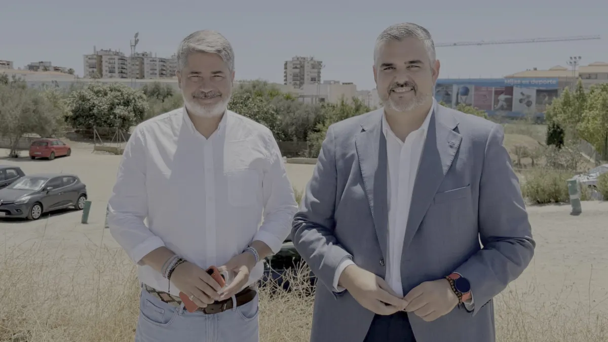 Reprochan a Ana Mata que la reparación de la piscina de Las Lagunas de Mijas siga en el aire 14 meses después del cierre