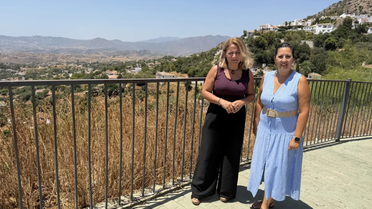 Denuncian el «peligroso» estado del Vial Sur de Mijas Pueblo por la falta de desbroce y limpieza