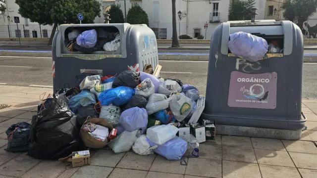 Manilva sufre el colapso en la recogida de basura en plena temporada alta mientras la oposición critica el «silencio» del Ayuntamiento