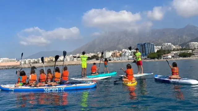 Marbella impulsa una nueva edición del curso de Paddle Surf Inclusivo durante el mes de agosto con 95 plazas gratuitas