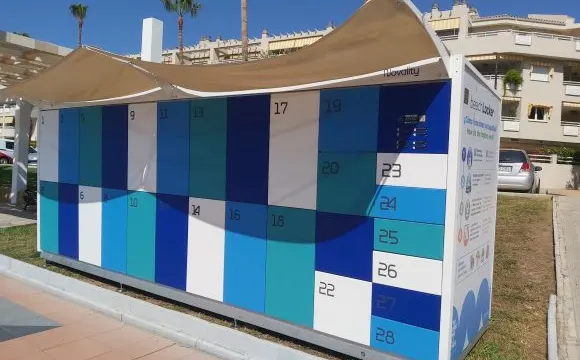 Torremolinos instala taquillas inteligentes en las playas para guardar pertenencias y cargar el móvil