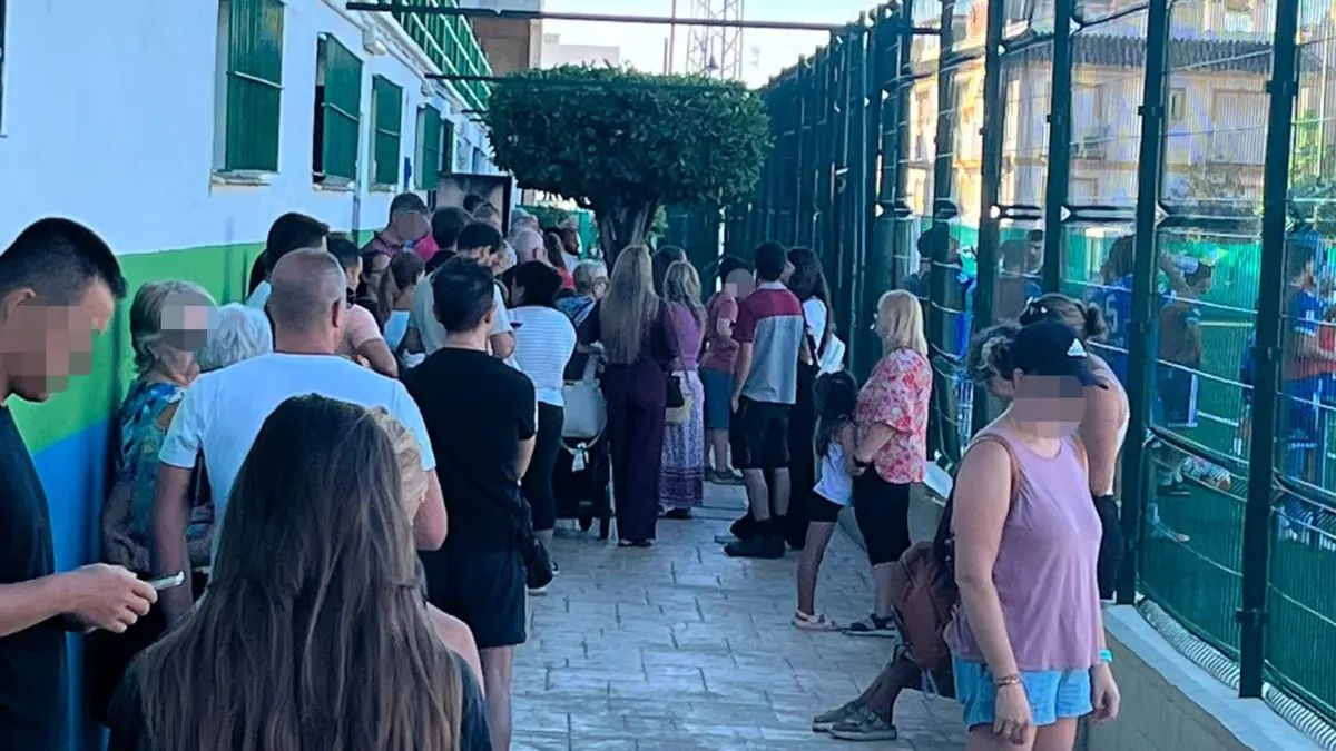 Roy Pérez denuncia colas de «hasta cinco horas» para matricularse en el polideportivo de Las Lagunas de Mijas