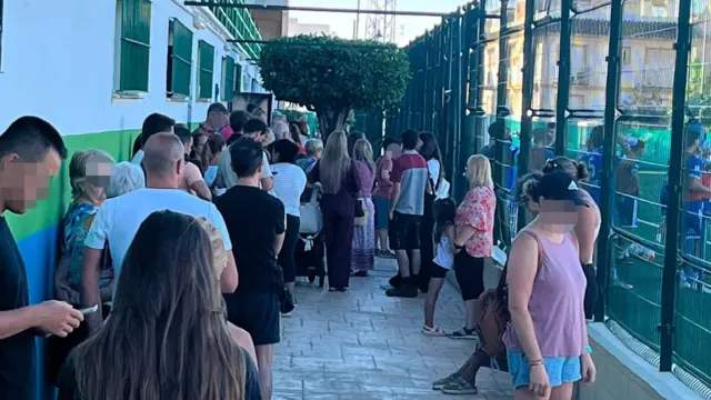 Roy Pérez denuncia colas de «hasta cinco horas» para matricularse en el polideportivo de Las Lagunas de Mijas