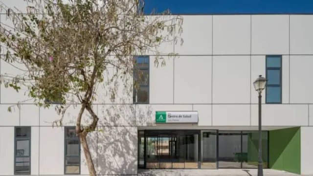 Denuncian la falta de planificación sanitaria en Fuengirola y exigen a la Junta refuerzos para afrontar la presión asistencial