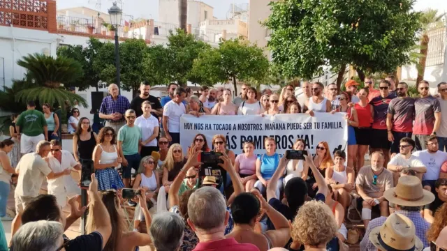 Víctor Navas acusa al PP de intentar «boicotear» la concentración vecinal que pedía más bomberos en Benalmádena