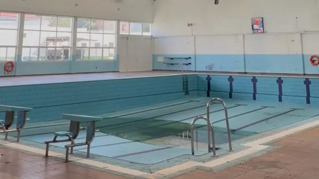 El cierre de la piscina de Las Lagunas de Mijas se prolonga mientras el Ayuntamiento licita la reparación de las cubiertas