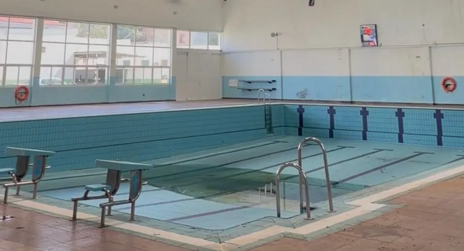 El cierre de la piscina de Las Lagunas de Mijas se prolonga mientras el Ayuntamiento licita la reparación de las cubiertas