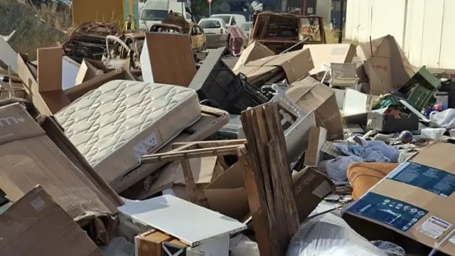 Denuncian el vertido “descontrolado” de residuos en las inmediaciones de la planta de transferencia de Mijas