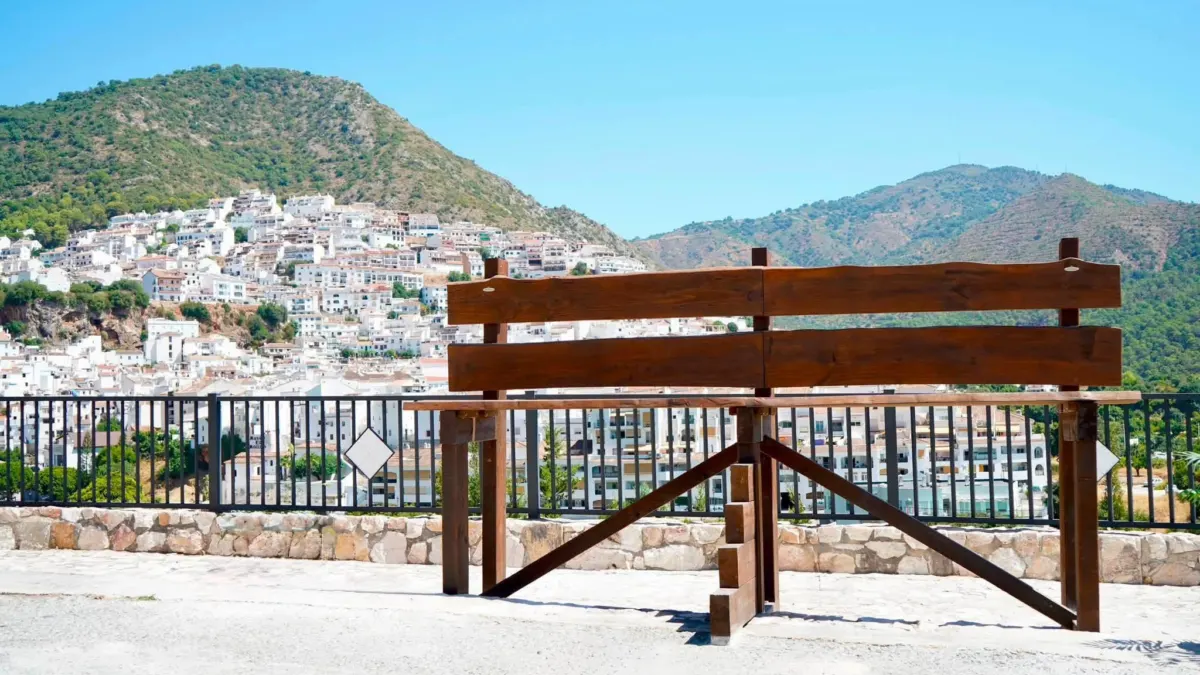 Un nuevo atractivo turístico en Ojén: instalan un banco gigante con vistas panorámicas en el mirador