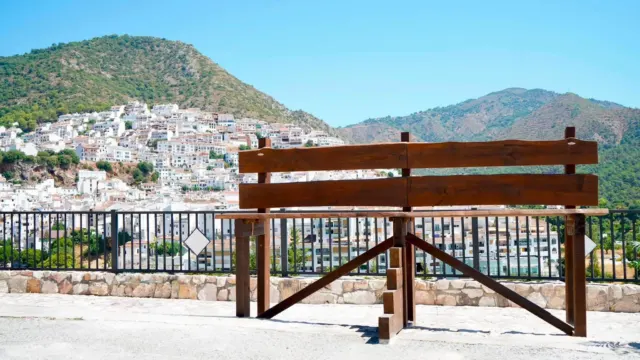 Un nuevo atractivo turístico en Ojén: instalan un banco gigante con vistas panorámicas en el mirador