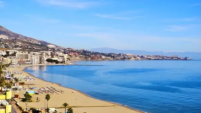 Tragedia en Fuengirola: fallece un hombre de 58 años en la playa de Carvajal tras sufrir un accidente mientras practicaba paddle surf