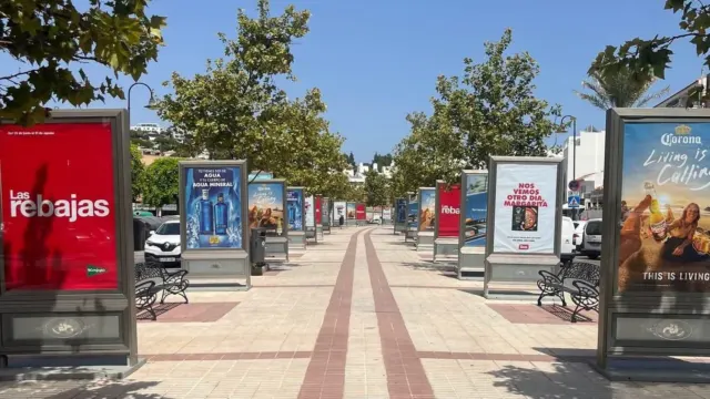 Josele González critica la colocación masiva de soportes publicitarios en el bulevar de La Cala de Mijas