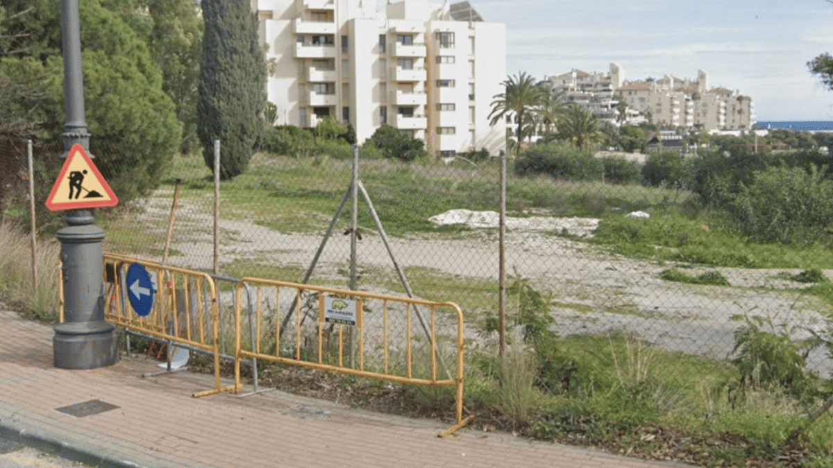 Vecinos de comunidades de Seghers y el PSOE de Estepona presentan alegaciones al proyecto del hotel y rechazan que pase de dos a seis plantas