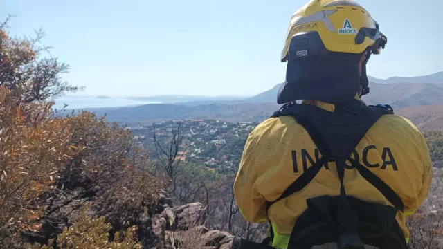 El Plan Infoca refuerza con tres helicópteros el operativo para controlar el incendio de Benahavís