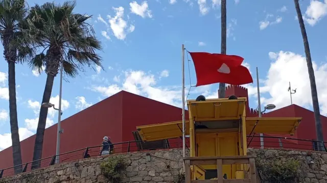 Se prohíbe el baño en la playa de Bil Bil, en Benalmádena, tras detectar niveles de E. coli