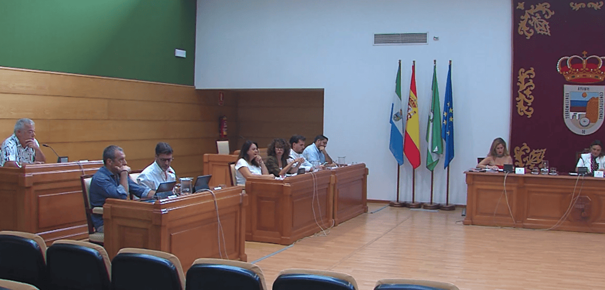 Los grupos políticos de Torremolinos acuerdan exigir a la Junta de Andalucía la reparación del aparcamiento en La Carihuela