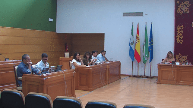 Los grupos políticos de Torremolinos acuerdan exigir a la Junta de Andalucía la reparación del aparcamiento en La Carihuela