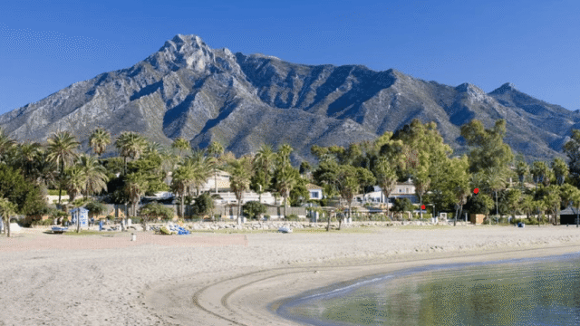 IU Marbella exige paralizar la concesión para un club de playa de lujo en El Ancón y anuncia un recurso ante Cultura