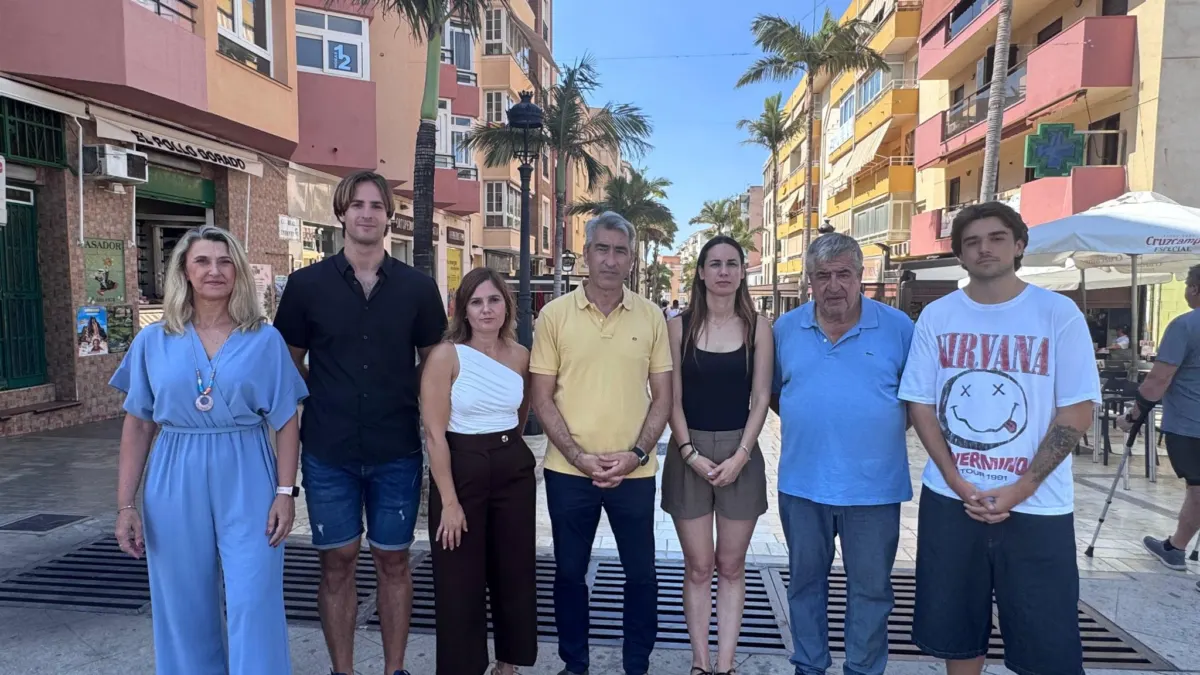 El cierre de la Oficina de Turismo, la suciedad en las calles y el vertido en las playas empañan el balance del verano en Benalmádena