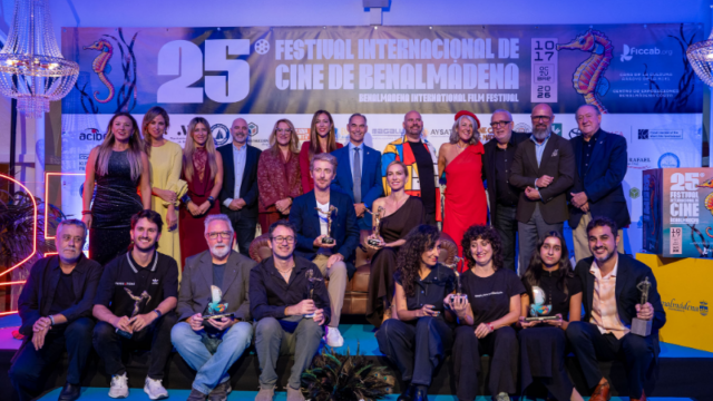 El FICCAB premia a Víctor Clavijo y Kira Miró en la clausura de su 25º aniversario en Benalmádena