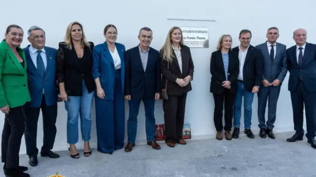 Benahavís rinde homenaje a las letras españolas con la inauguración de la Plaza Premio Planeta